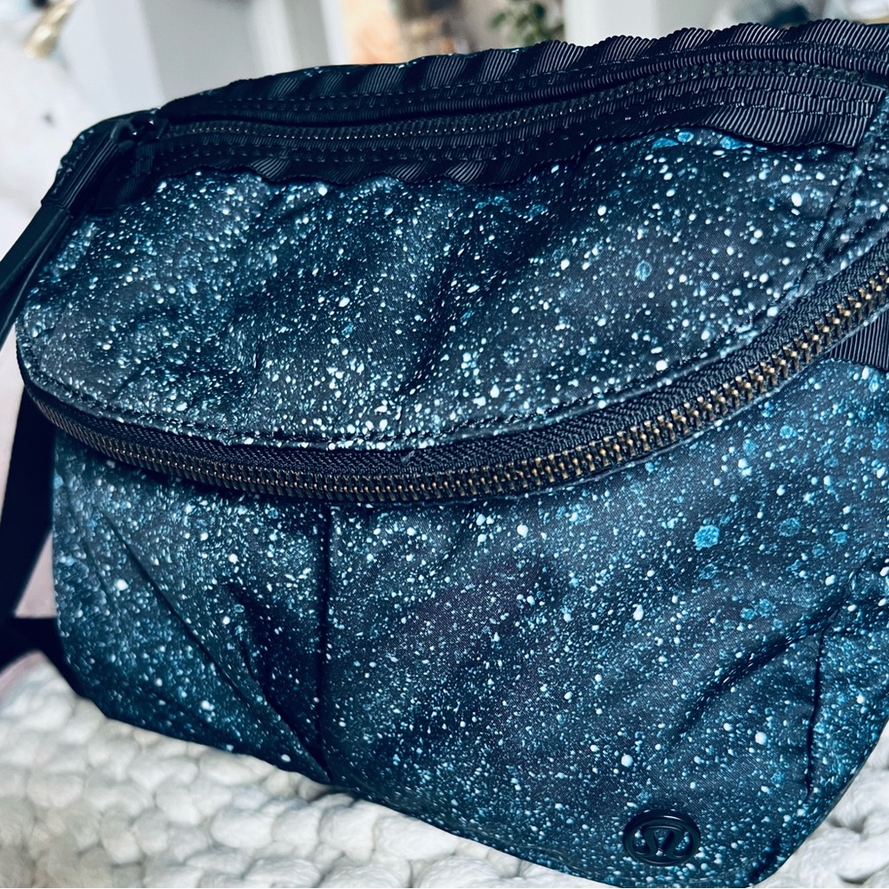 Lululemon Festival Bag II Mineralize Multi Black with Back Pocket